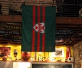 Bandeira da Portuguesa Santista foi estendida na entrada do restaurante