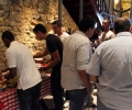 Jogadores e convidados se servem no coquetel oferecido pela Portuguesa Santista